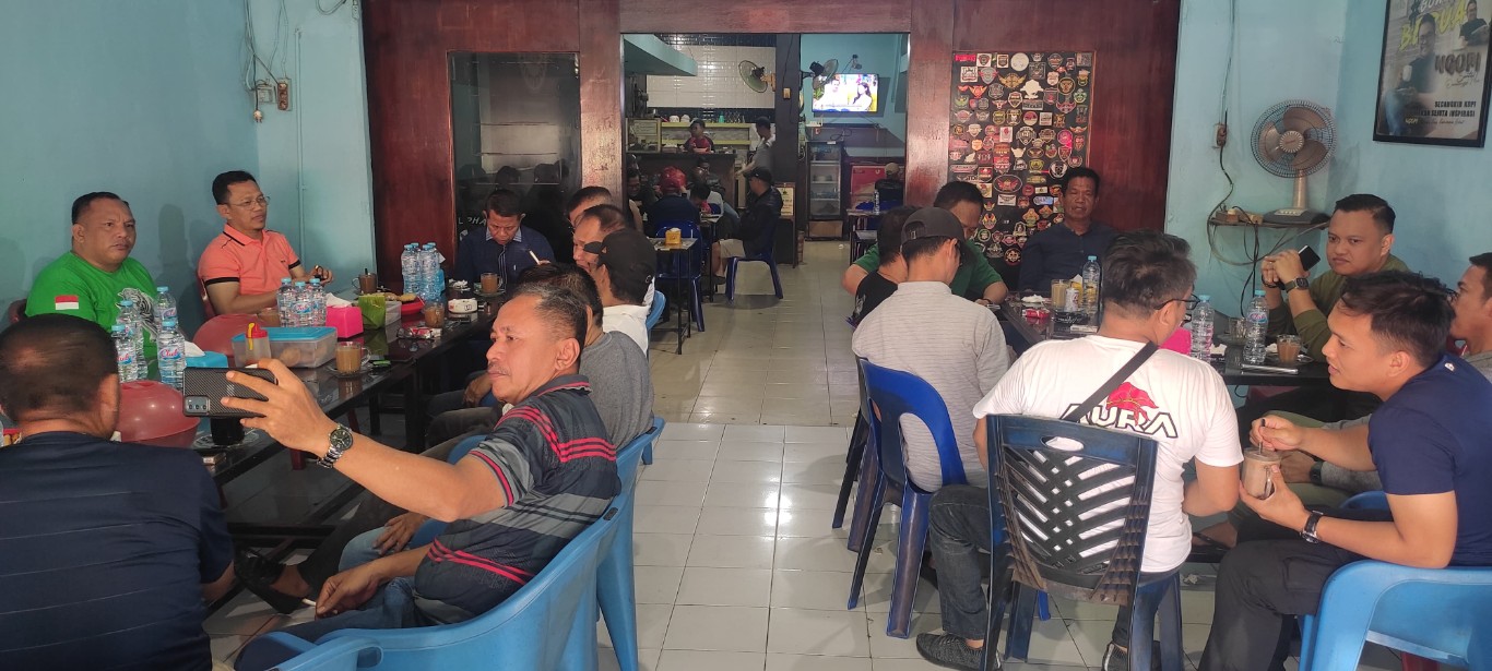 IST DISKUSI RINGAN--Bakal calon Bupati Gowa Dr HM Amir Uskara diskusi ringan bersama tim pemenangan ketika ngopi bareng di Warkop Dottoro Sungguminasa, Minggu (29/7)