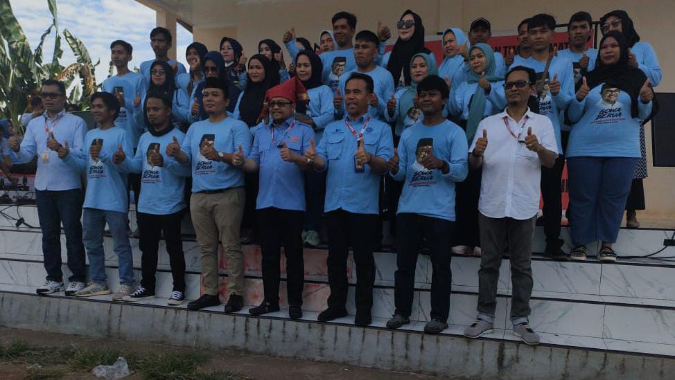  IST KUKUHKAN TIM--Bakal calon bupati Gowa Darmawangsyah Muin mengukuhkan tim pemenangan utama Gowa Berua di kecamatan Pattalassang, Minggu (29/7)