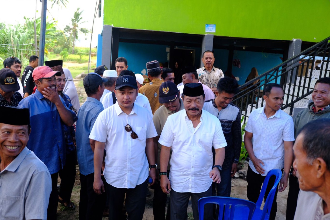 BKM/IST SILATURAHMI BERSAMA TOKOH--Bakal calon bupati Gowa H Abdul Rauf Malaganni Karaeng Kio melakukan silaturahmi bersama sejumlah tokoh masyarakat 