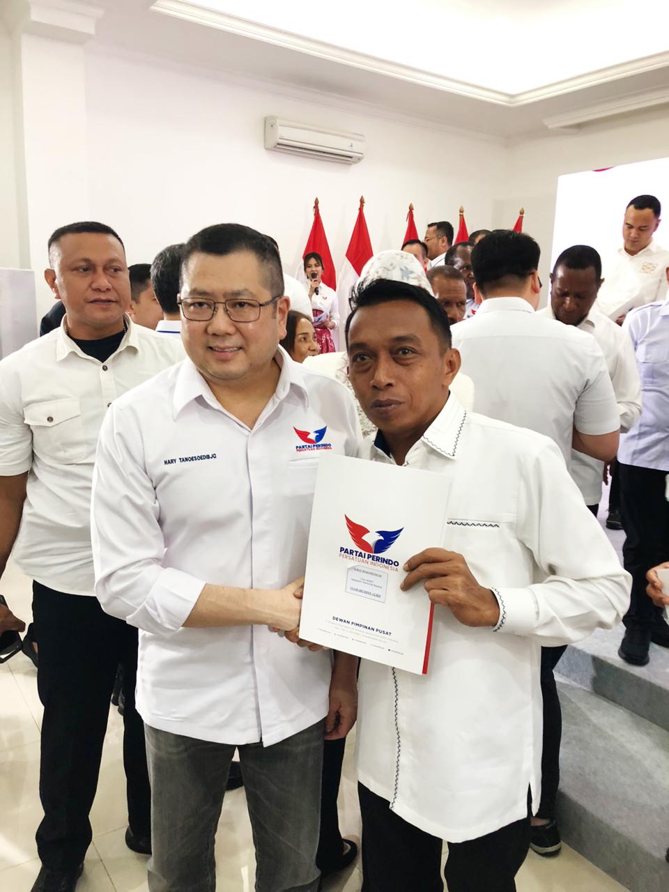 IST BERSAMA BAKAL CALON--Ketua umum DPP Partai Perindo Hary Tanoesoedibjo bersama bakal calon bupati Sidrap Syaharuddin Alrif usai penyerahan rekomendasi 