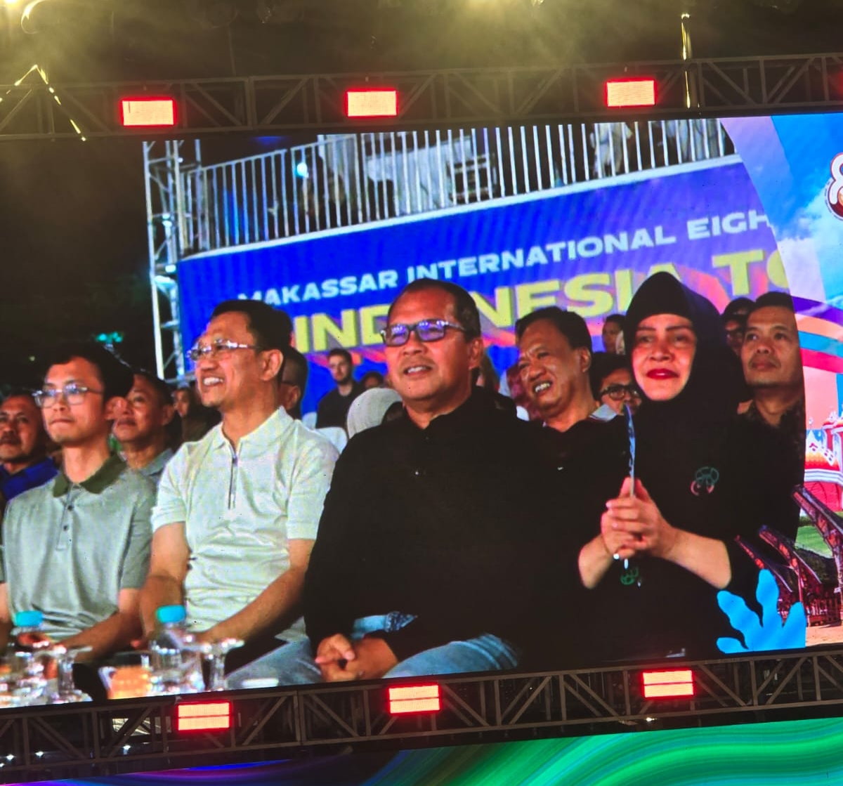 IST DUDUK BERSAMA--Wakil Ketua MPR RI DR HM Amir Uskara duduk bersama Wali Kota Makassar Mohammad Ramdhan Pomanto pada penutupan F8, Minggu (28/7) malam. 