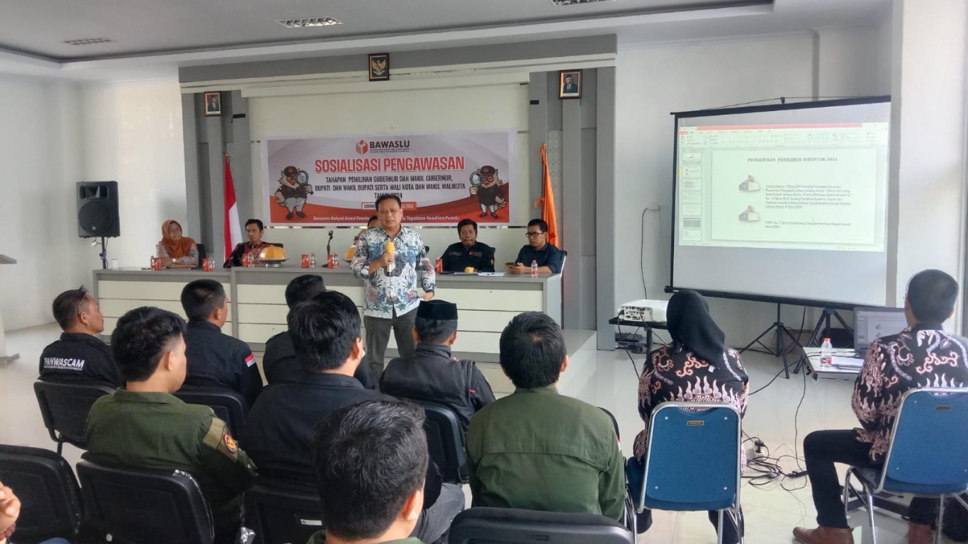 IST ILMU PENGAWASAN--Mantan Ketua Bawaslu RI Abhan memberikan ilmu pengawasan kepada jajaran Panwascam se kabupaten Sidrap 