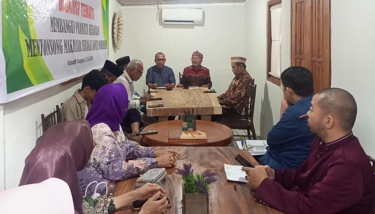 IST JADI PEMBICARA--Ketua Dewan Pakar DPW PKS Sulsel, Abubakar Wasahua menjadi pembicara pada diskusi yang digelar ICMI Sulsel bertajuk 'Membangun Pranata Keadaban Menyongsong Makassar Sebagai Kota Modern', Minggu (28/7). 