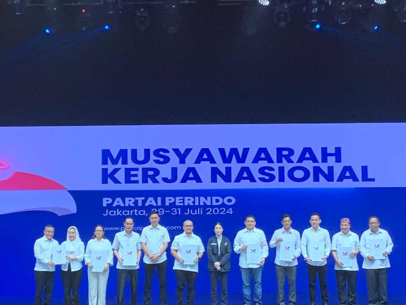 IST TERIMA REKOMENDASI--Munafri Arifuddin menerima rekomendasi dari DPP Partai Perindo disela-sela kegiatan Mukernas di Jakarta, Senin (29/7) malam.