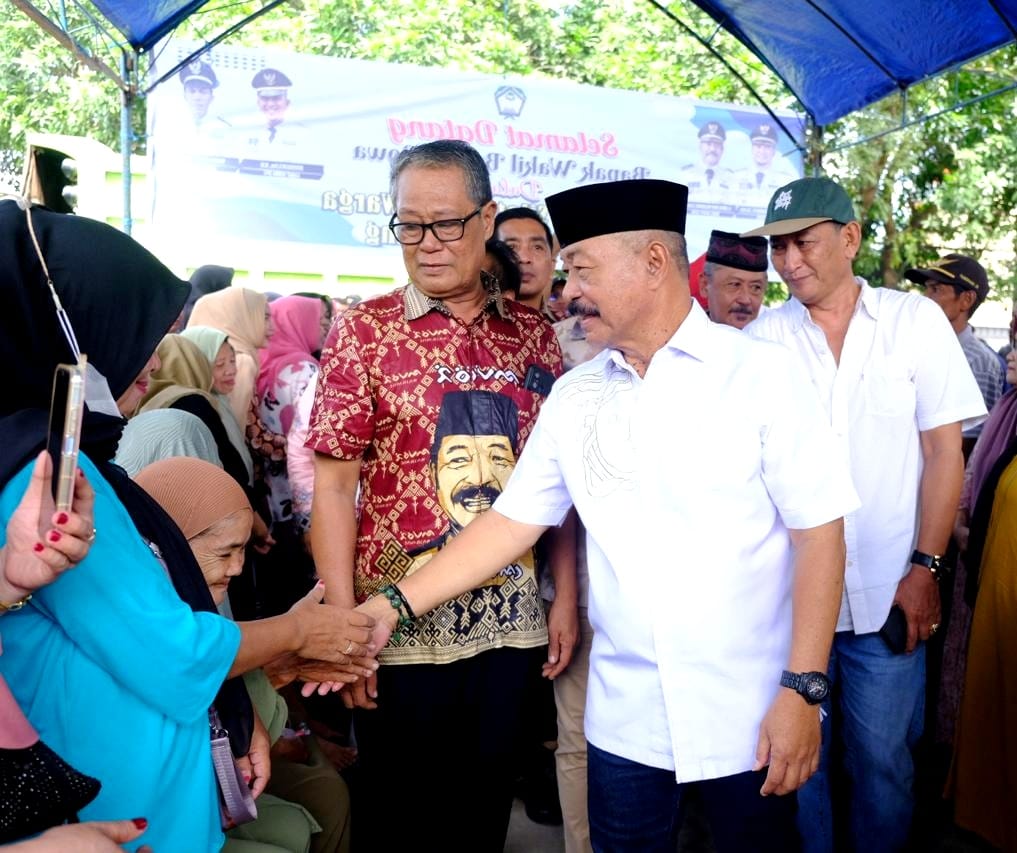 BKM/IST MENDAMPINGI--Ketua Laskar Balla Lompoa H Syahruddin Dg Sitaba sekaligus Ketua Timses Andi Maddusila A Idjo mendampingi Karaeng Kio. 