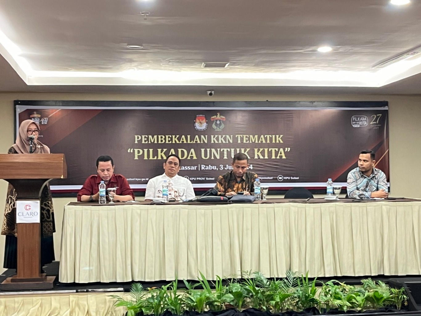 IST BUKA PEMBEKALAN--Komisioner KPU Sulsel Divisi SDM dan Litbang Tasrif membuka pembekalan KKN Unhas tematik Pilkada di Hotel Claro Makassar, Rabu (3/7)