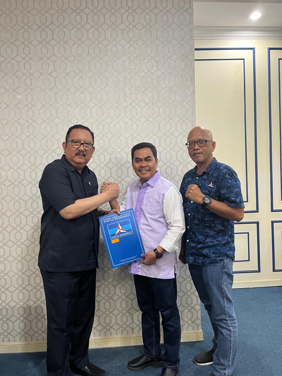 IST SERAHKAN SURAT TUGAS--Ketua DPD Partai Demokrat Sulsel H Ni'matullah Erbe menyerahkan surat tugas bakal kepada bakal calon bupati Tana Toraja dr Zadrak Tombeg. 