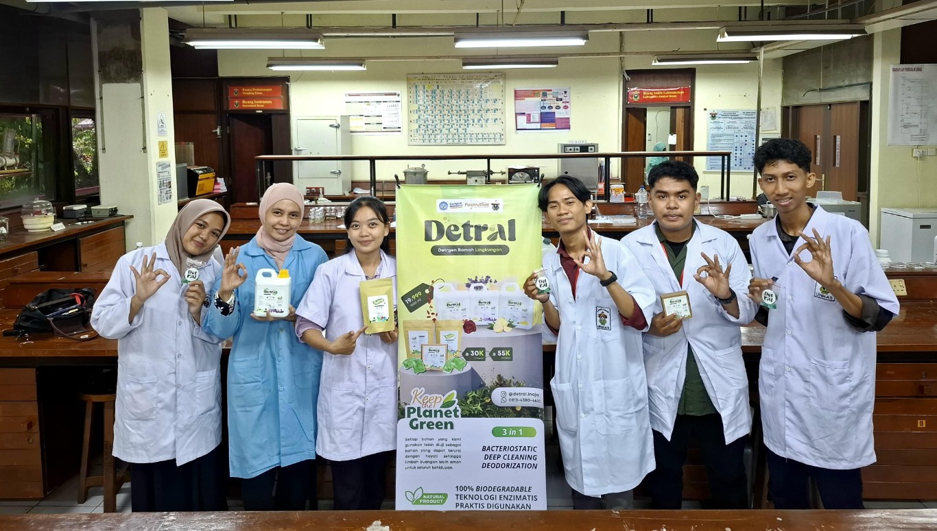 Detral, Detergen Pencuci Pakaian dari Ekstrak Daun Waru Inovasi Tim PKM-K Unhas
