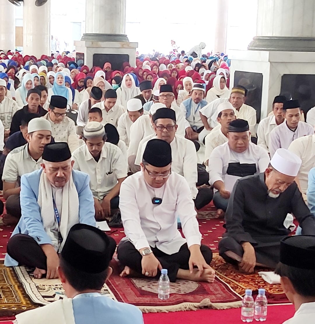 BKM/SAR ZIKIR BERSAMA--Bakal calon bupati Gowa Darmawangsyah Muin mengikuti zikir bersama ribuan masyarakat di Masjid Agung Syekh Yusuf Sungguminasa, Sabtu (6/7) pagi 