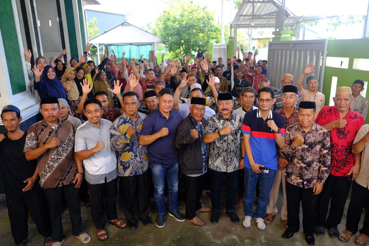 BKM/SAR SAPA WARGA--Bakal calon bupati selaku Wakil Bupati Gowa H Abdul Rauf Malaganni Karaeng Kio foto bersama usai menyapa warga di Desa Julukanaya Kecamatan Palangga, MInggu (7/7) 