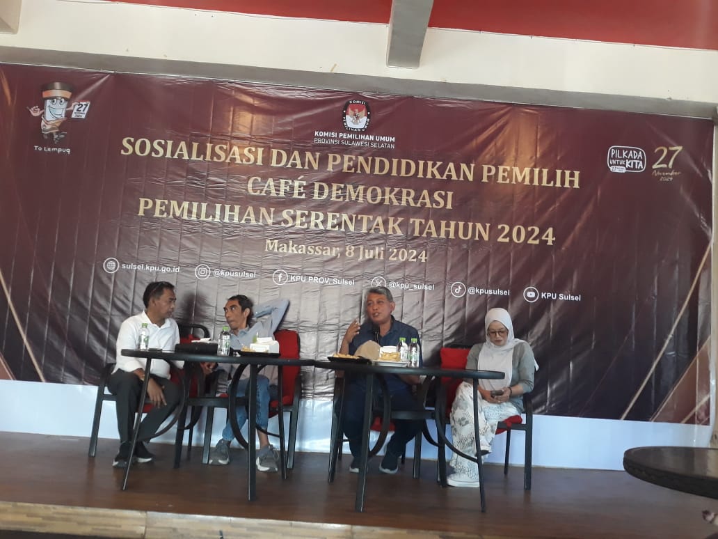IST CAFE DEMOKRASI--KPU Sulsel menggelar diskusi dengan menghadirkan Andi Fadli dan Paharuddin Palapa sebagai pembicara pada cafe demokrasi yang digelar di Red Corner Panakkukang Makassar, Senin (8/7)