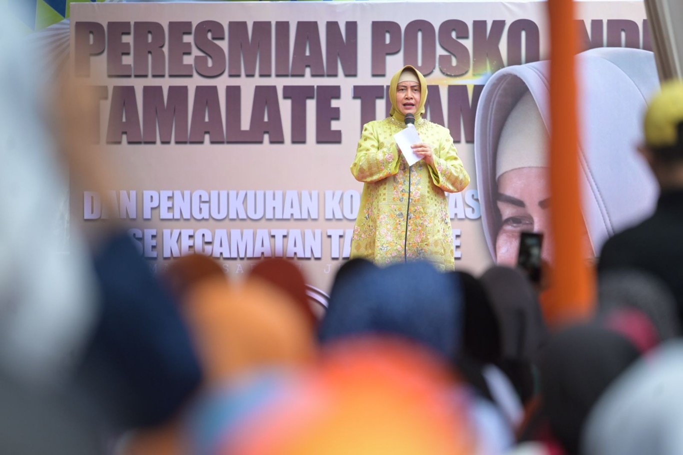 IST BERIKAN MOTIVASI--Bakal calon wali kota Makassar Indira Yusuf Ismail memberikan motivasi kepada komunitas pendukungnya 