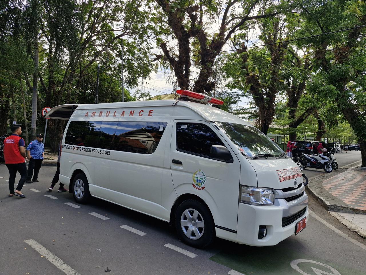 ist AMBULANS--Petugas ambulans yang disediakan Pemprov Sulsel untuk mengantisipasi peserta yang membutuhkan bantuan medis di kegiatan CFD Sudirman.