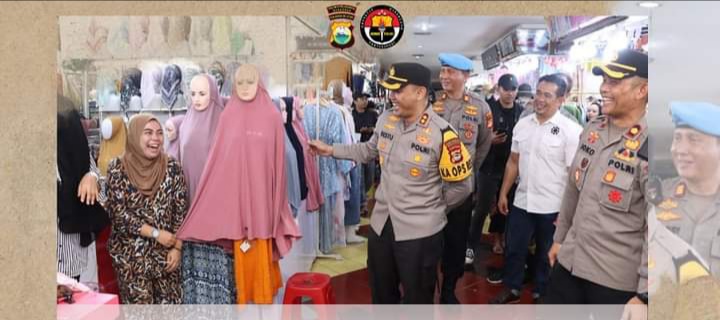 ANTISIPASI -- Kapolres Pelabuhan Makassar, AKBP Restu Wijayanto memimpin patroli Kamtibmas didampingi Kapolsek Wajo, Kompol Joko Pamungkas, di pasar-pasar dan tempat keramaian lain.