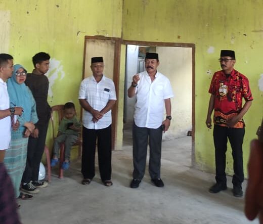 BKM/SAR TINJAU -- Wabup Gowa, Abdul Rauf Malaganni, saat meninjau kondisi renovasi kantor Desa Sengka. 