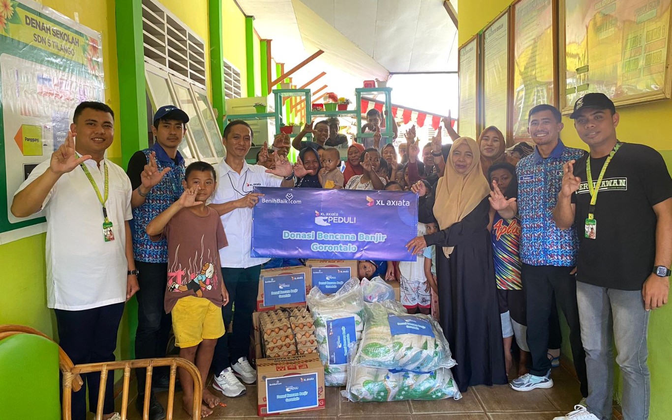 BANTUAN -- Perwakilan XL Axiata bekerja sama Yayasan Benihbaik menyerahkan bantuan bantuan untuk korban bencana banjir dan tanah longsor di Gorontalo, beberapa hari lalu.