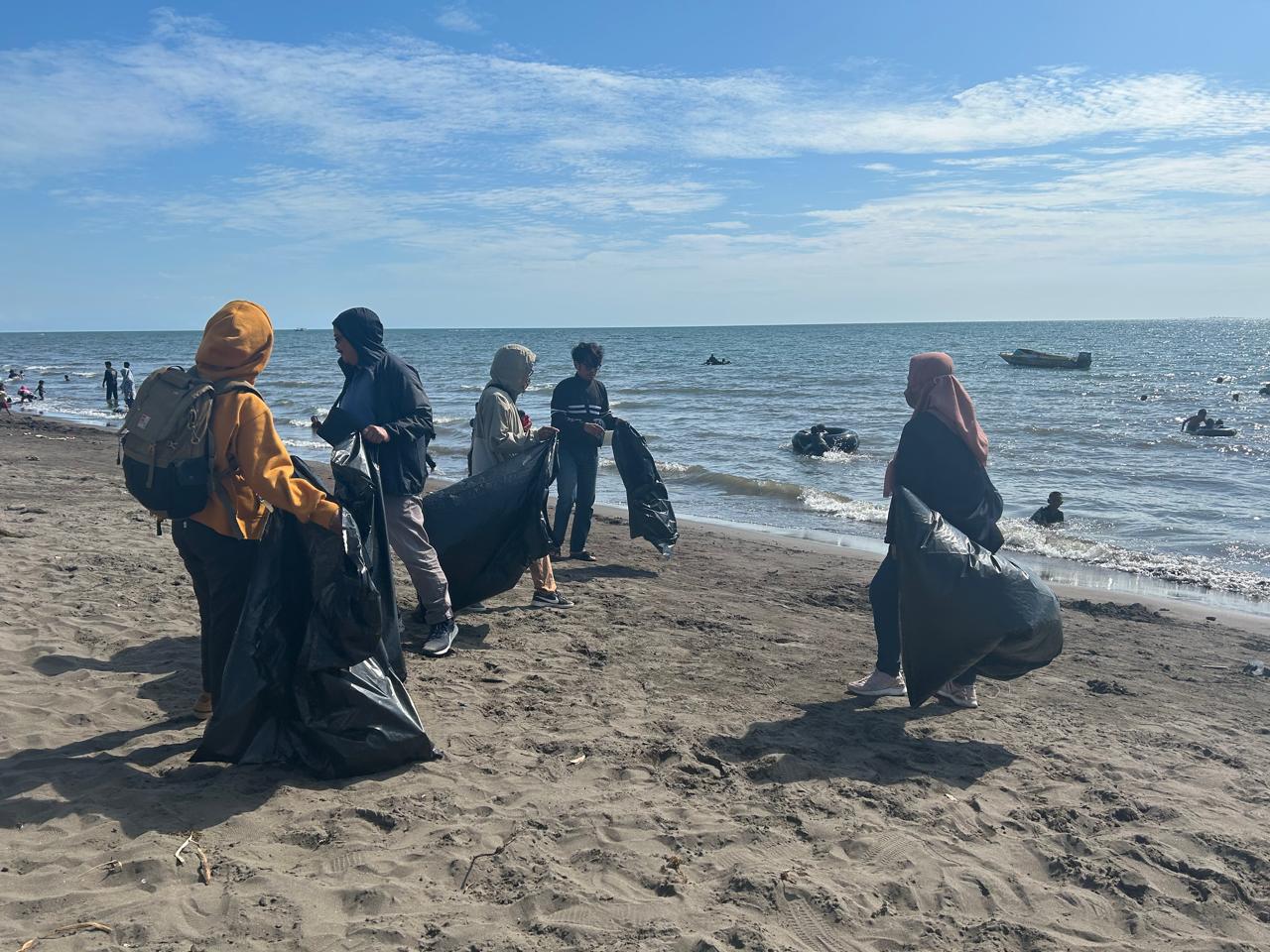 BEACH CLEAN -- Sejumlah jurnalis di Makassar tampak ikut serta menyemarakkan kegiatan bersih-bersih pantai atau Beach Clean Up Day bersama jurnali di Pantai Tanjung Bayang.