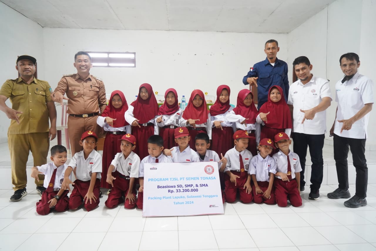 BEASISWA -- Manajer Program Kemitraan, Mustakim (dua dari kanan) bersama Tim Distribusi Pengantongan Lapuko mewakili manajemen PT Semen Tonasa menyerahkan bantuan beasiswa kepada murid SD di Packing Plant Lapuko Kendari disaksikan langsung Kepala Kelurahan Lapuko, Sabaruddin (dua dari kiri).