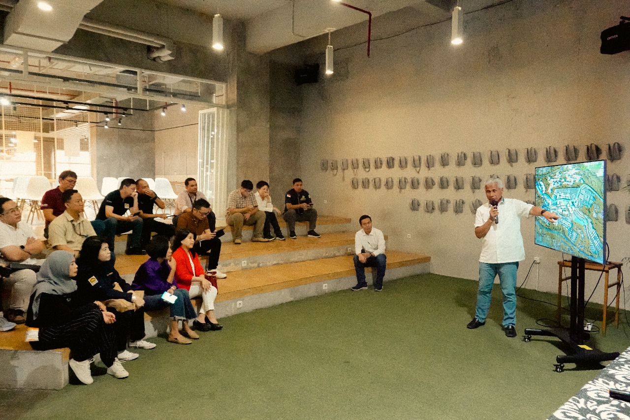BISNIS BARU -- Chief Operating Officer KALLA Land, M. Natsir Mardan sedang menjelaskan proyek bisnis baru dari Bukit Baruga, yakni Serenity  Garden di hadapan principal agen properti.