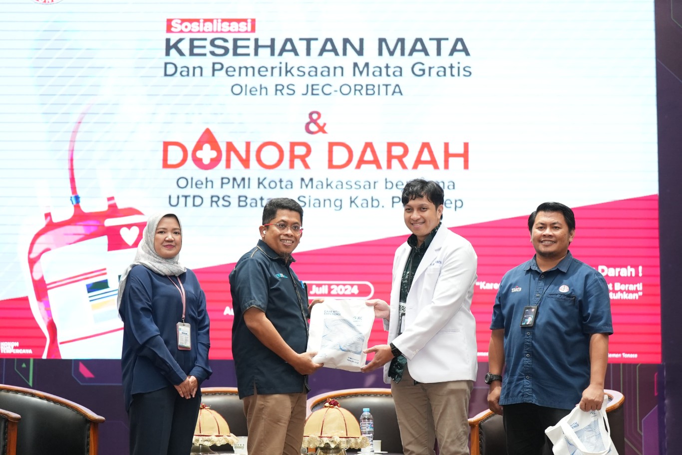 DIALOG -- Direktur Keuangan PT Semen Tonasa, Anis (dua dari kiri), menerima cinderamata dari RS JEC Orbita Makassar, di sela acara sosialisasi kesehatan mata gratis dan pemeriksaan mata gratis serta donor darah. 