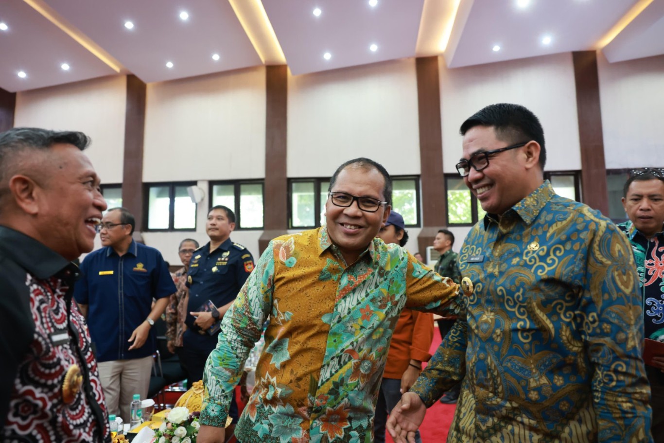 ist HADIR--Wali Kota Makassar Moh Ramdhan Pomanto bersama kepala daerah lainnya ikut berkomitmen pada Rakor Kepala Daerah dalam Rangka Penguatan Peranan Aparat Pengawas Internal Pemerintah atau APIP untuk Pencegahan Korupsi yang dilaksanakan KPK RI di Ruang Pola Kantor Gubernur, Rabu, (17/7).