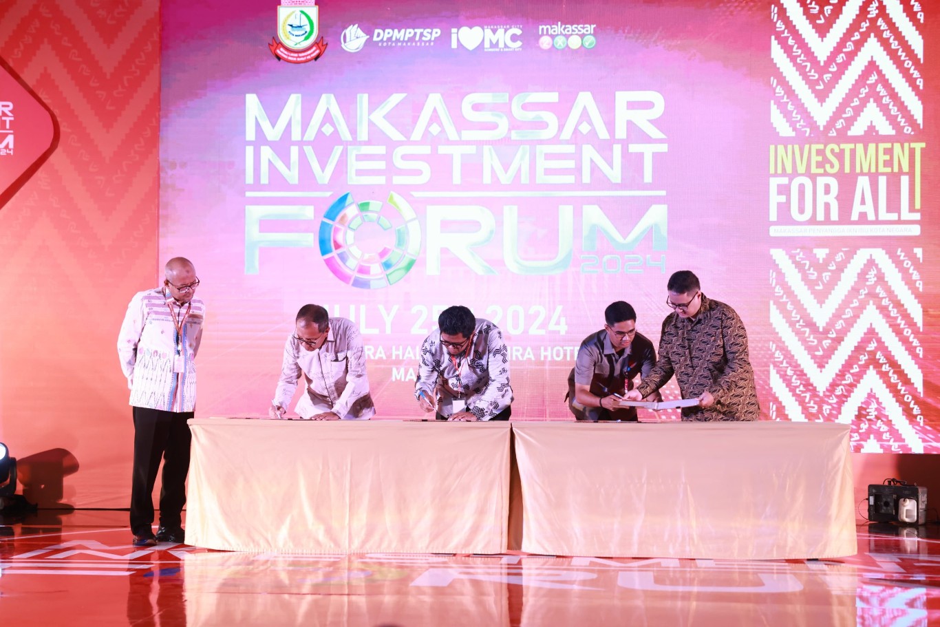 ist MOU--Wali Kota Makassar Moh Ramdhan Pomanto menandatangani MoU dengan APJII Sulampua dan PT Global Evreday Perkasa terkait Proyek Metro Kapsul di acara MIF,Kamis (25/7).