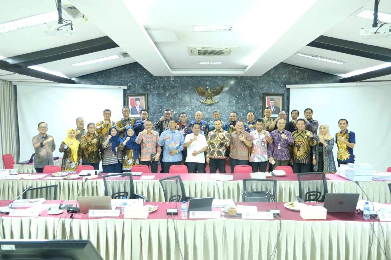 EVALUASI -- Pj Bupati Jeneponto, Junaedi Bakri (tengah) foto bersama tim evaluasi Inspektur Jenderal Kementerian Dalam Negeri usai dilakukan evaluasi.