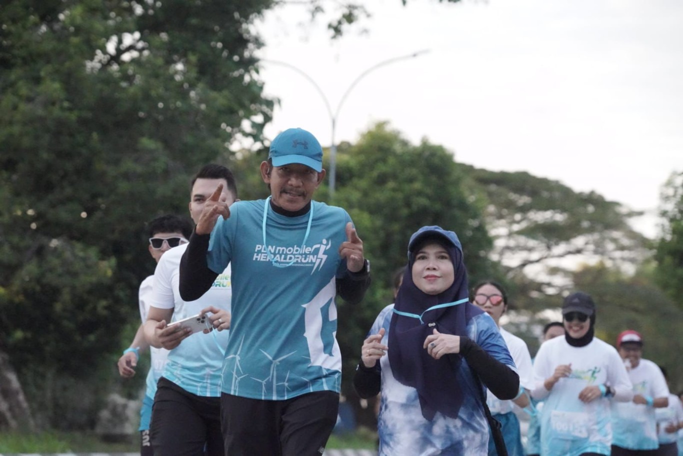 EVENT -- GM PLN UID Sulselrabar, Moch. Andy Adchaminoerdin (kiri) bersama Ketua PIKK PLN UID Sulselrabar, Rosmawati Dewi di event lari yang digelar PLN.