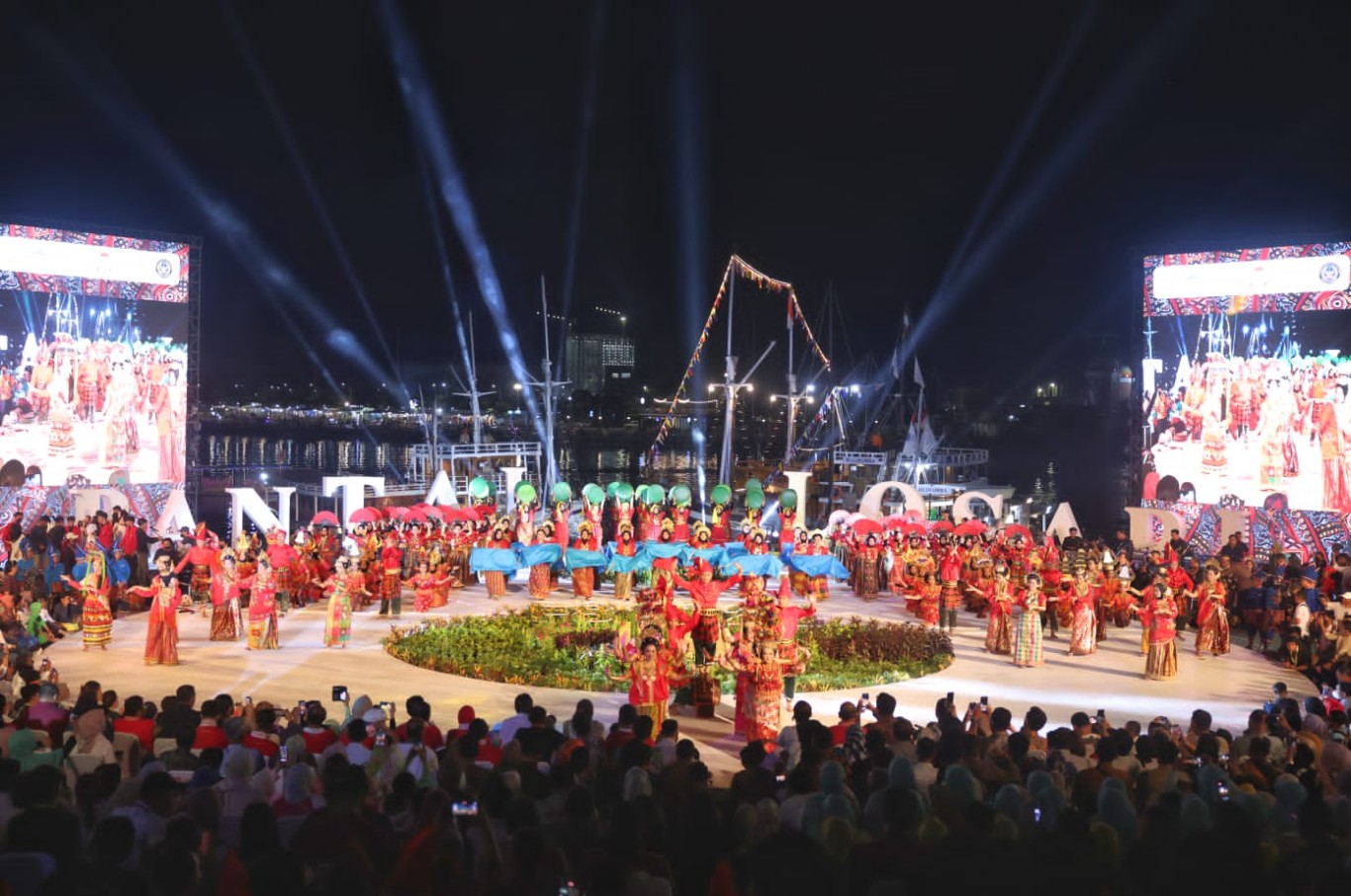 int KEMERIAHAN--Festival (F8) yang dihelat mulai 24 Juli hingga 28 Juli 2024 mendatang di kawasan Pantai Losari Makassar dipastikan akan meriah. Para tamu mancanegara juga bakal hadir terutama di 11 negara.Tampak kemeriahan F-8 tahun 2023 lalu.	