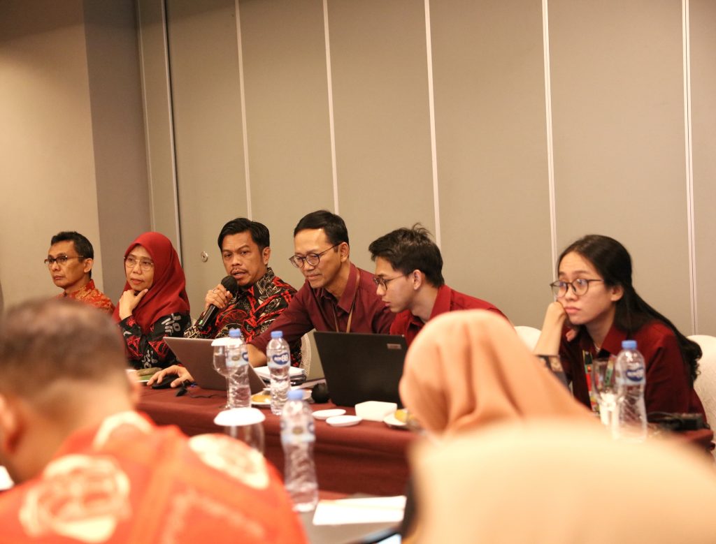 ist PAPARKAN--Pj Sekkot Makassar Firman H Pagarra  melakukan presentasi capaian, inovasi serta visi misi Pemkot Makassar dihadapan tim penilai dari Kemenpan RB, di Hotel JS Jalawansa, Rabu (17/7).