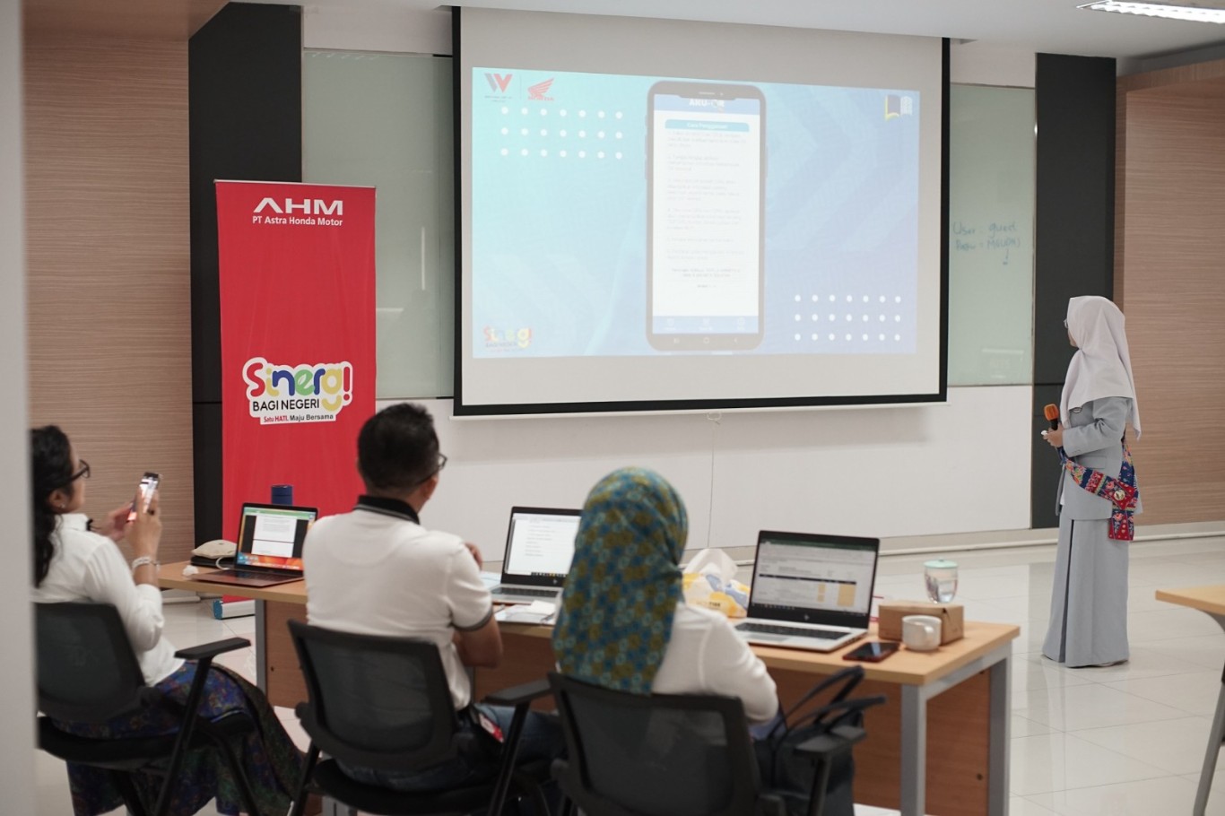GAGASAN -- Salah seorang siswa SMA yang menjadi peserta AHMBS sedang memaparkan gagasan dan karya inovatifnya untuk membangun negeri di hadapan dewan juri.