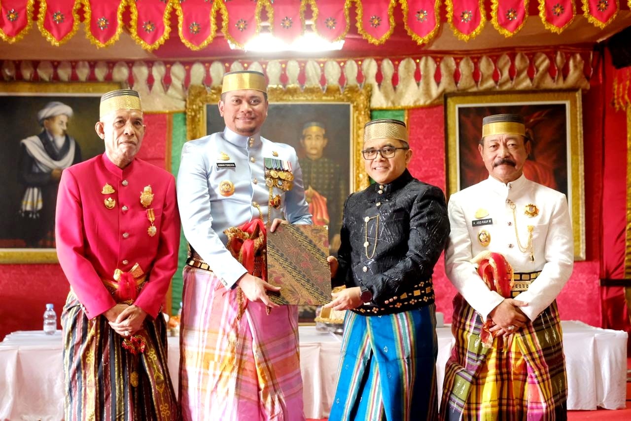 IST GELAR -- MenPAN-RB, Abdullah Azwar Anas usai diberi gelar adat 'Daeng Tojeng' oleh Pemkab Gowa bersama Keluarga Besar Kerajaan Gowa ditandai pemasangan songkok nibiring.