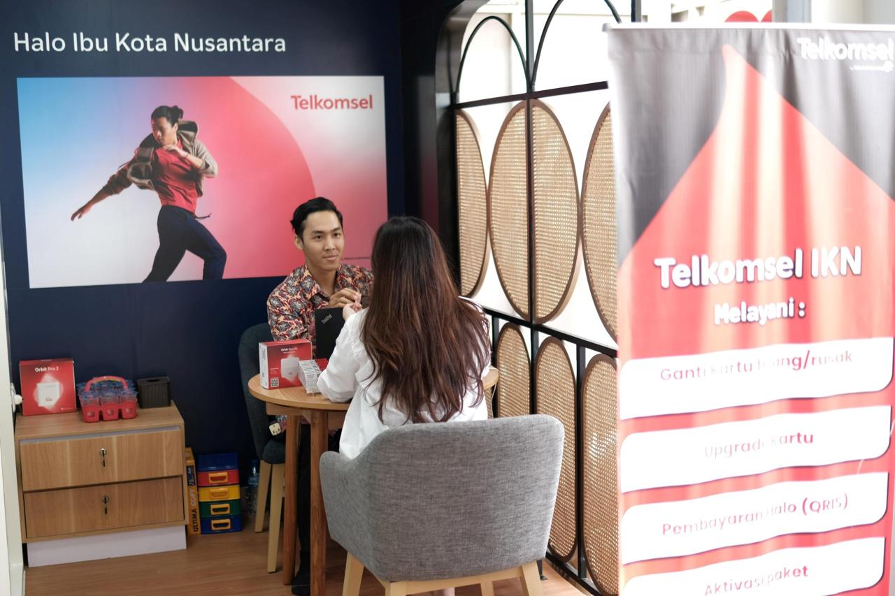 GRAPARI -- Customer Service sedang melayani salah seorang pelanggan di GraPARI Telkomsel.