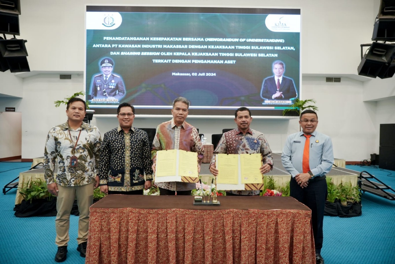 BKM/YUSRI KERJA SAMA -- Direktur Utama PT KIMA, Ali Abadi (tiga dari kiri) dan Kepala Kejati Sulsel, Agus Salim (dua dari kanan) menunjukkan naskah kerja sama yang telah ditandatangani kedua belah pihak