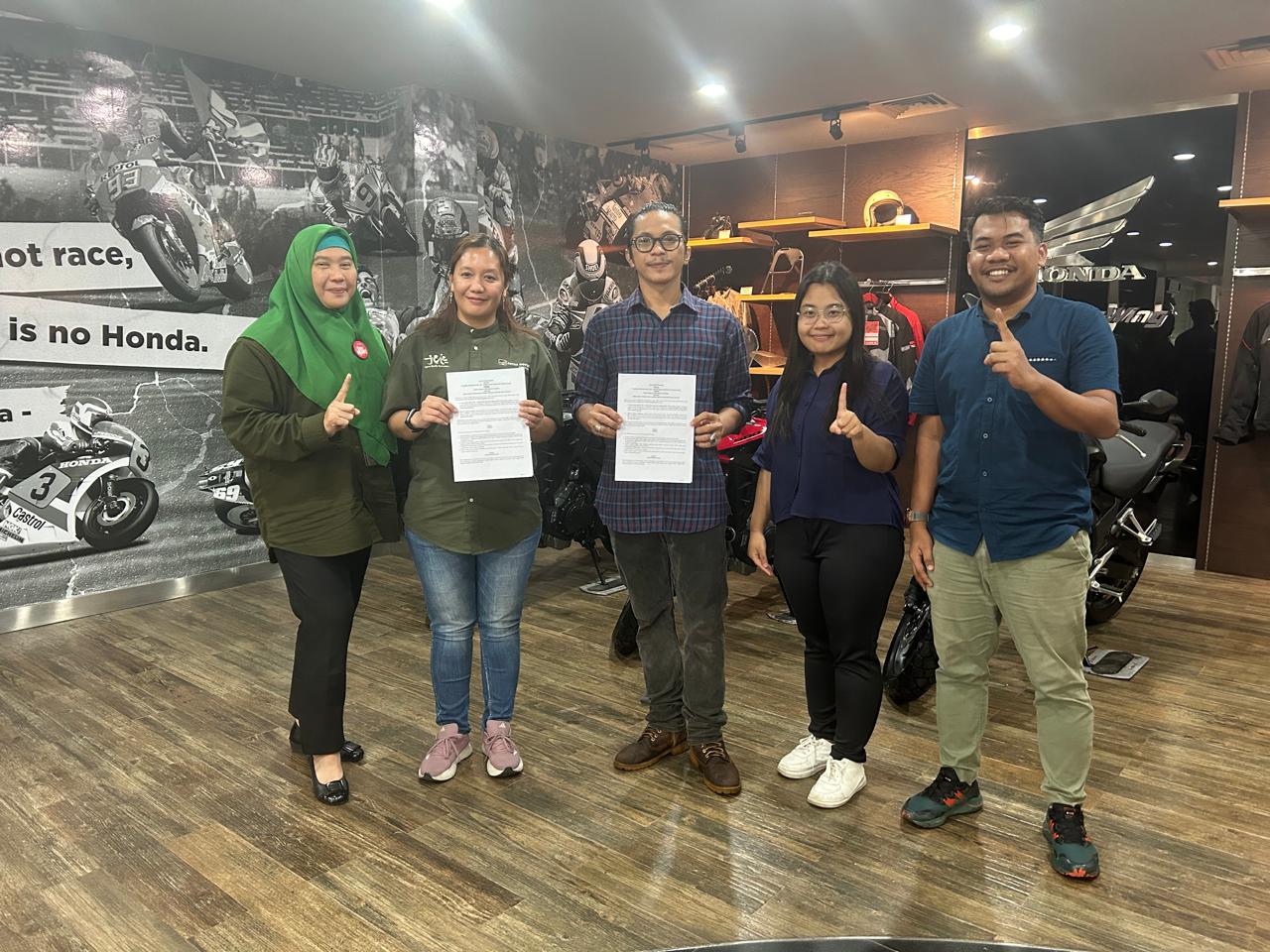 MOU -- Head Of Adm & Fin Sub Dept Asmo Sulsel, Evalyn Susilowati (dua dari kiri) didampingi Corporate Communication Asmo Sulsel, Laurencia Geraldina Dinda Harvina (dua dari kanan) menunjukkan naskah MoU yang telah ditandatangani bersama Ahmad Akram Sudirman (tengah), mewakili Bank Sampah Unit Kreatif Pemuda, di kantor Asmo Sulsel, Rabu sore, 3 Juli 2024.