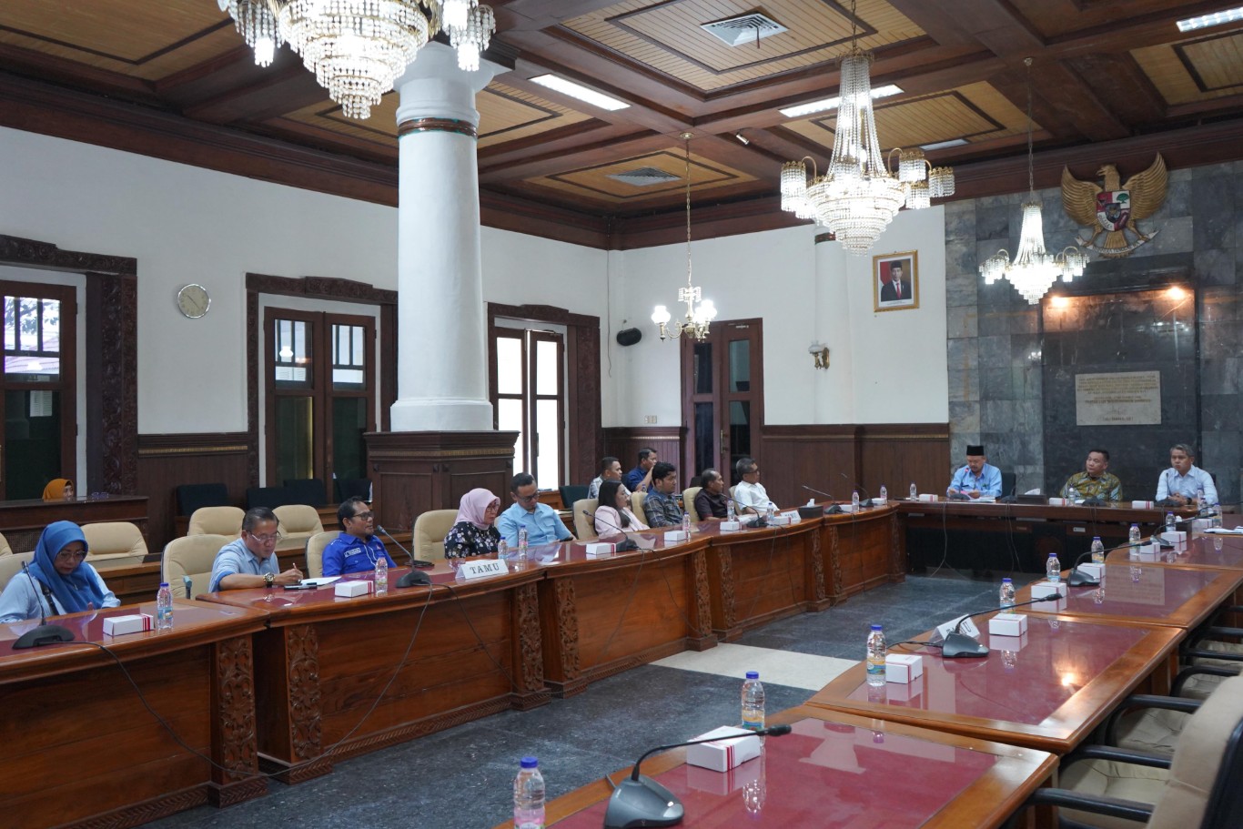 PERTEMUAN -- Suasana pertemuan Komisi I DPRD Sulbar dengan Kepala Bagian Persidangan Sekretariat DPRD DIY, Tri Suyutiyanto, Kepala Bagian Humas dan Protokol Sekretariat DPRD DIY, Marlina Handayani, serta OPD Badan Pengelolaan Keuangan dan Aset Daerah Kota Yogyakarta.