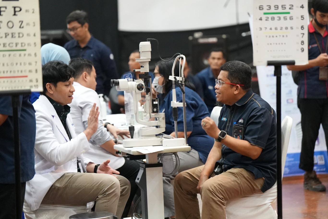 DIALOG -- Direktur Keuangan PT Semen Tonasa, Anis, sedang berdialog dengan salah seorang dokter mata dari RS JEC Orbitas Makassar. 