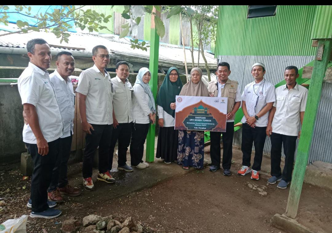 SERAHKAN BANTUAN -- Wakil Ketua UPZ Semen Tonasa, Arham Aras (tiga dari kanan) didampingi Koordinator Penyaluran Bantuan, Abbas bersama sejumlah anggota UPZ Semen Tonasa menyerahkan bantuan bedah rumah kepada Hasma Pertiwi, seorang guru mengaji dan bantuan Al Qur'an.