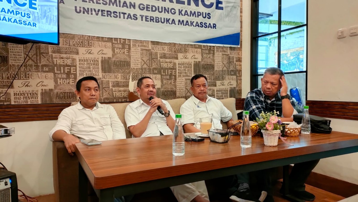 PERESMIAN -- Direktur UT Makassar, Prof Abdul Rahman Rahim (dua dari kiri) didampingi Ketua Panitia Pelaksana Peresmian, Effendi Mantang, Kasubag Tata Usaha, Syafruddin, dan Mitra Kerja UT, Ahmadi Kamaruddin, menjelaskan rencana peresmian gedung kampus baru UT Makassar di Simpang Lima Bandara.
