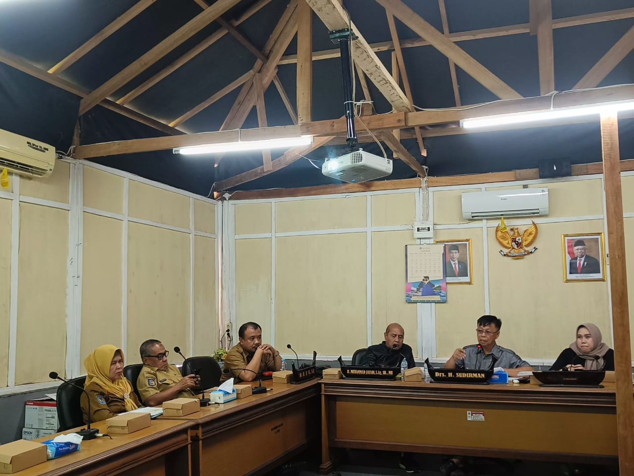 RAKER -- Ketua Komisi II DPRD Sulbar, H Sudirman didampingi dua wakil ketua, saat memimpin Raker bersama para mitra kerjanya.