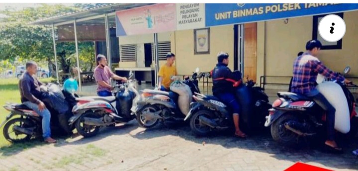 TANGKAP -- Sejumlah pria yang membawa ballo dengan sepeda motor ditangkap dan diamankan di Mapolsek Tamalate bersama barang buktinya.