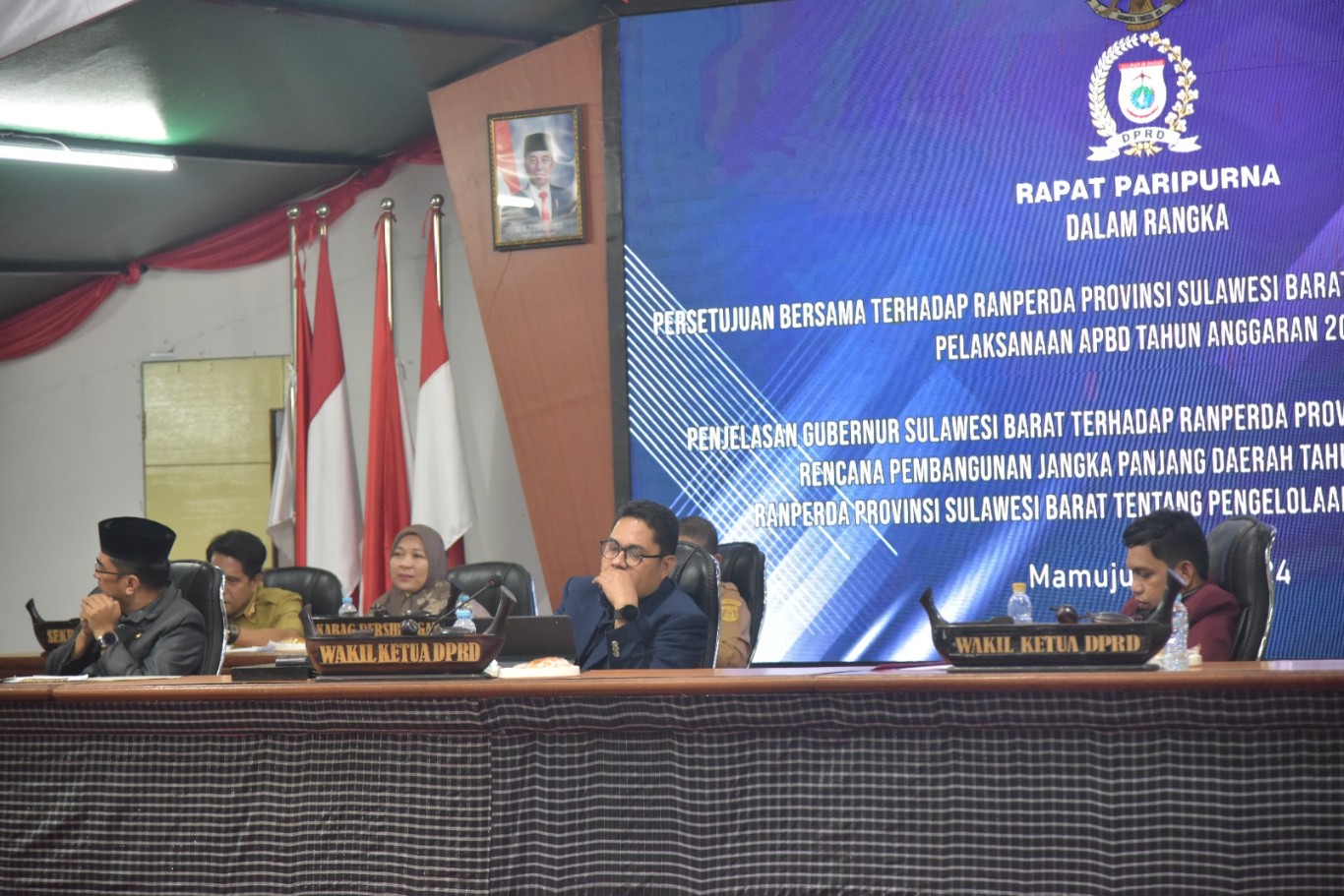 PARIPURNA -- Wakil Ketua DPRD Sulbar, H Abdul Rahim didampingi Wakil Ketua II, H Abdul Halim dan Asisten Administrasi Umum Sekretariat Daerah Provinsi Sulawesi Barat, Amujib mewakili Pj gubernur Sulbar saat memimpin rapat paripurna terkait Ranperda tentang Pertanggungjawaban Pelaksanaan APBD Tahun Anggaran 2023.