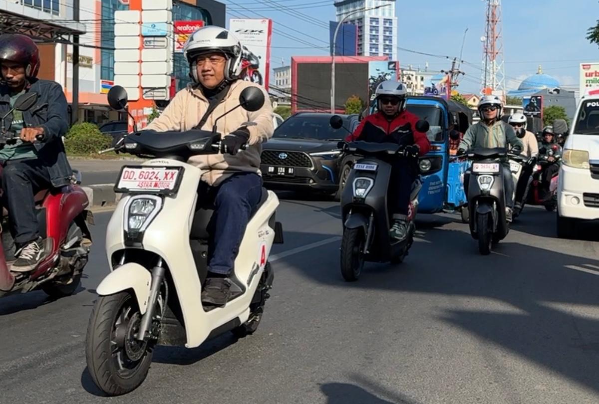 SAFETY RIDING -- Sejumlah pengendara sepeda motor listrik Honda EM1 e: saat mempraktikkan safety riding di jalan raya.