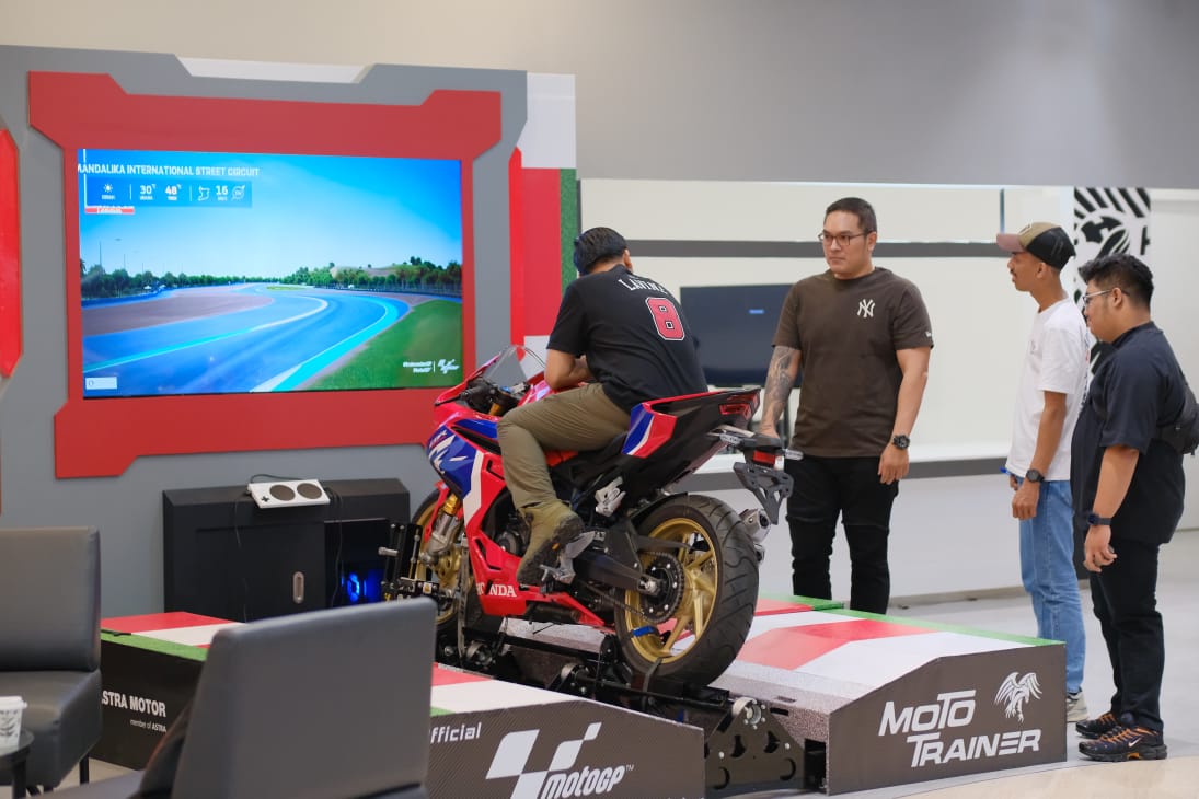 SIMULATOR -- Seorang pengunjung Astra Motor Experience Center di Trans Studio Mall Makassar, sedang menikmati nuansa MotoGP dengan menampilkan sirkuit Mandalika melalui Simulator.