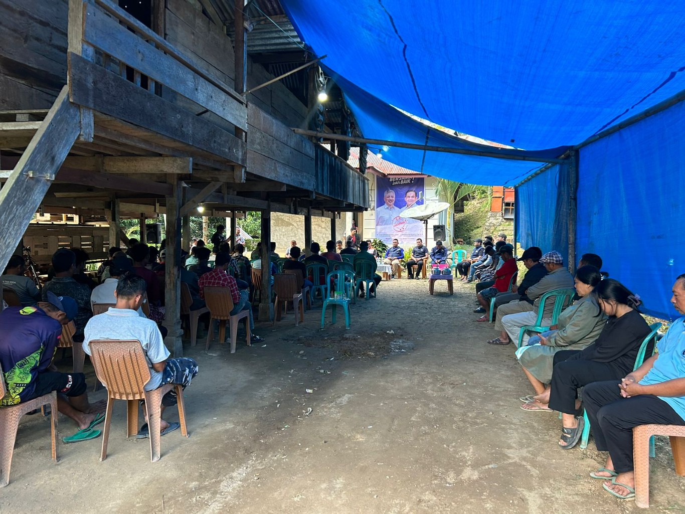 IST MENEMUI WARGA DESA--Bakal calon wakil bupati Pinrang Sudirman Bungi menemui warga desa di Kecamatan Lembang, yakni Suppirang, Lembang Mesakada, dan Sali-sali