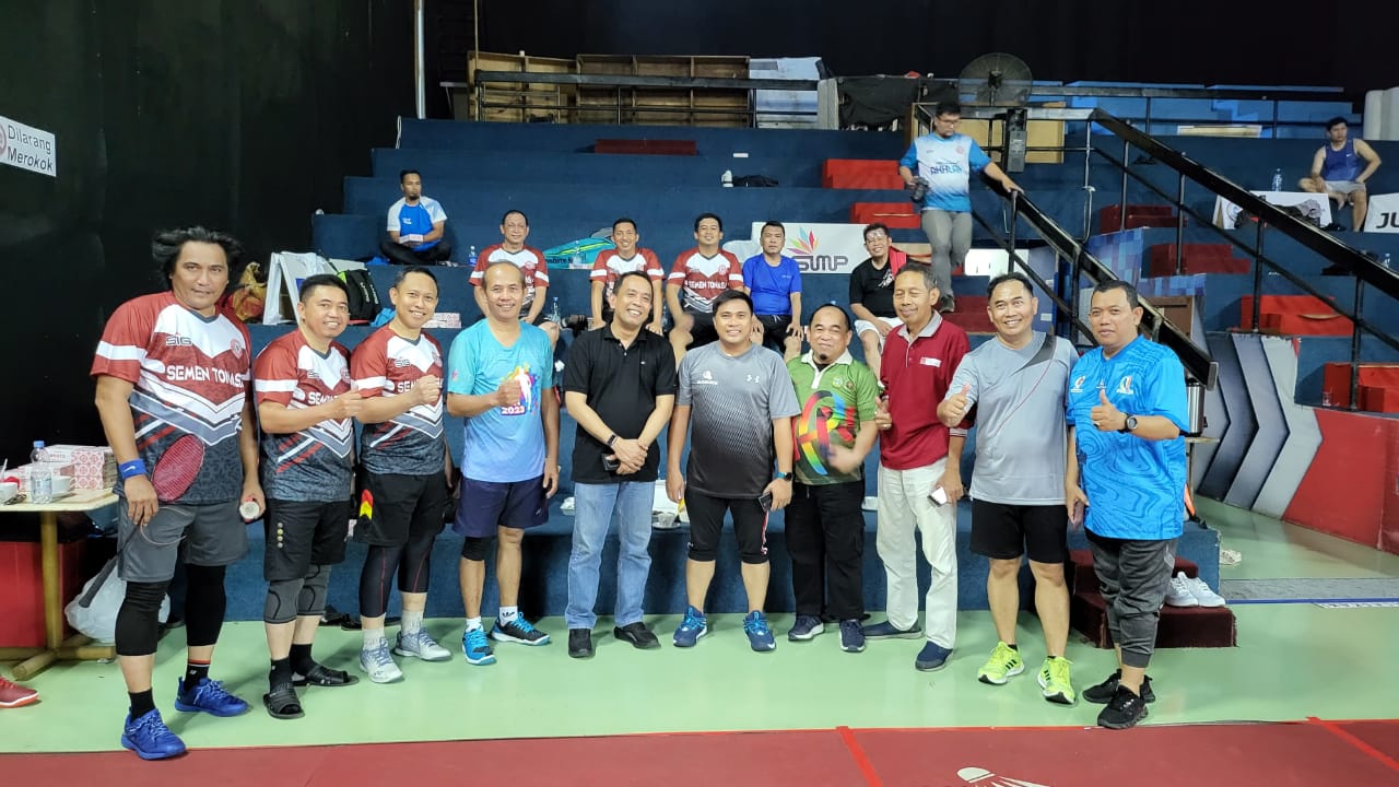 EKSEBISI -- Direktur Utama PT Semen Tonasa, Asruddin (lima dari kiri) didampingi jajarannya foto bersama jajaran Fajar Group sesaat akan melakukan pertandingan eksebisi bulutangkis.