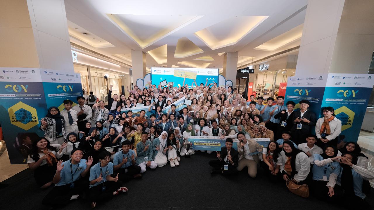 KOMPETISI GLOBAL -- Para pelajar Indonesia yang akan dibawa ke kompetisi wirausaha tingkat global foto bersama dengan Dewan Pengurus PJI, Pimpinan Zurich Indonesia, Pimpinan Starbucks Indonesia, dan Pimpinan PT AIG Indonesia.