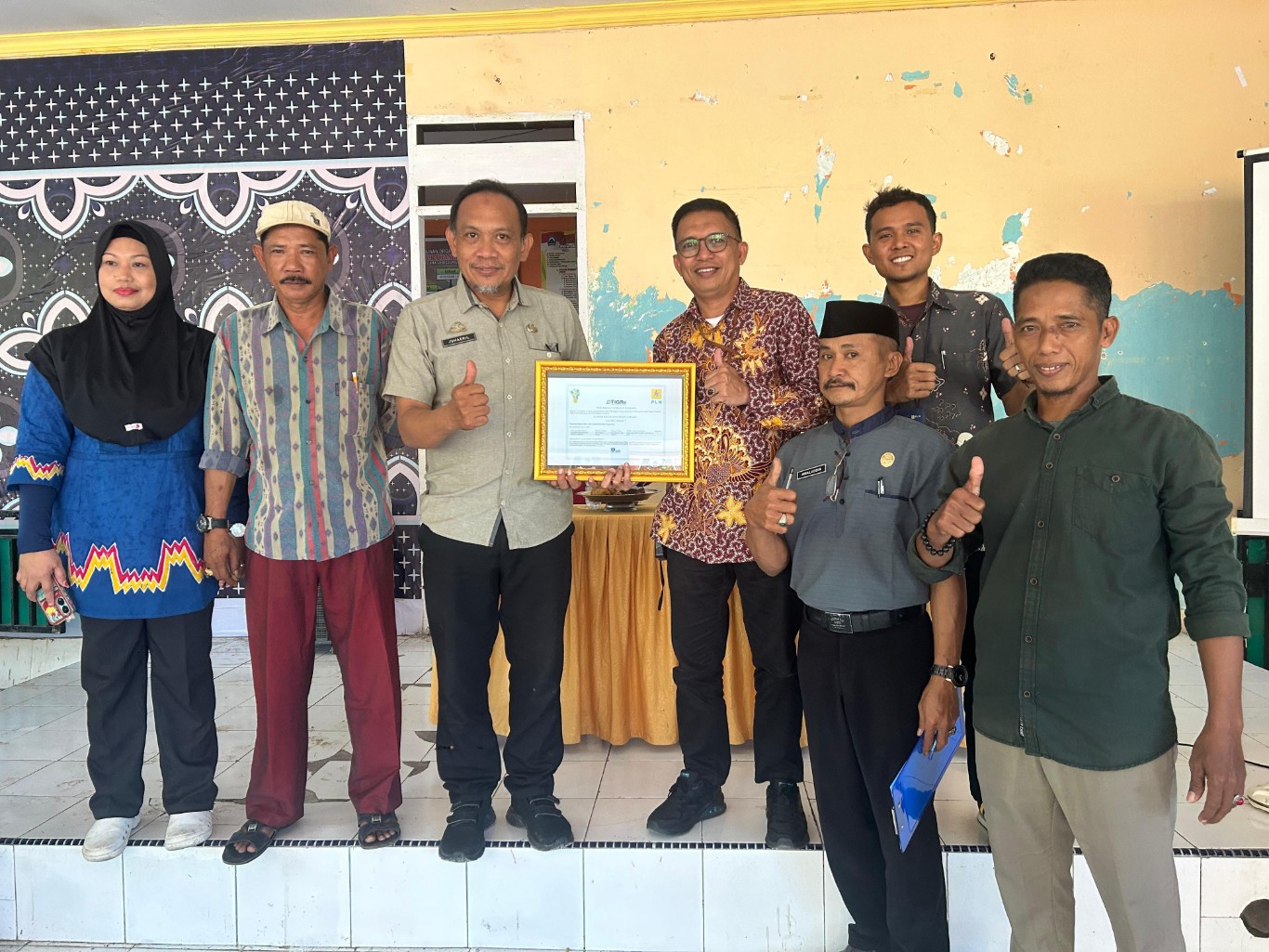 SERTIFIKAT REC -- Manager PLN ULP Bantaeng, Asmar (batik), menyerahkan sertifikat REC kepada Kelurahan Bonto Lebang, Kabupaten Bantaeng. 