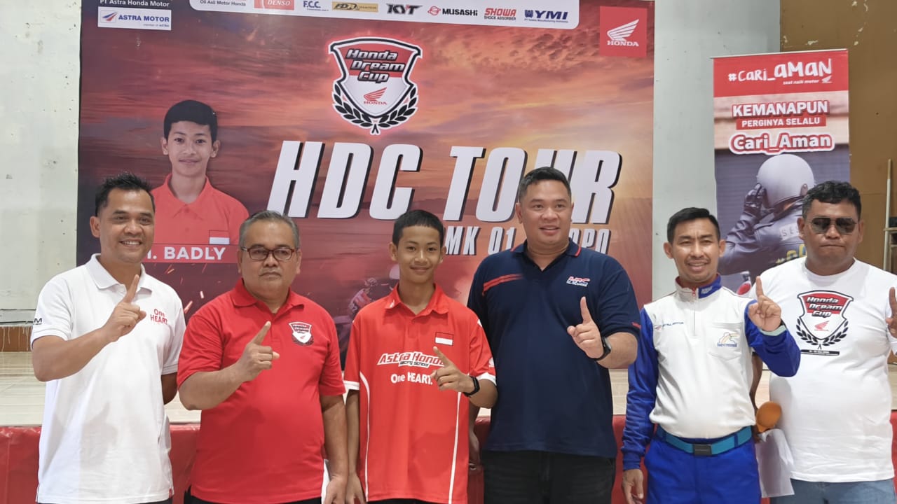 HDC TOUR -- Marketing Manajer Astra Motor Sulselbar, Kresna Murti (tiga dari kanan), Instruktur Safety Riding Astra Motor Sulsel, Wanny (dua dari kanan), dan Pebalap asal tim Honda 86, Ristan M Badly Ayatullah (tiga dari kiri), foto bersama sejumlah tim Astra Motor Sulsel di sela pelaksanaan HDC Tour di SMKN 1 Palopo.