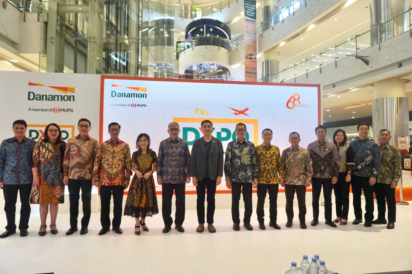 PEMBUKAAN -- Jajaran manajemen PT Bank Danamon Indonesia Tbk saat menghadiri pembukaan DXPO by Danamon di Central Park Mall.